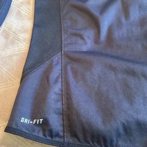 Woman’s Nike Element Dri-Fit Black Jacket in Size Large. - Picture 6 of 13